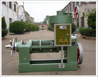 Oil press with electrical heater