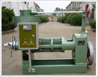 Oil press with electrical heater